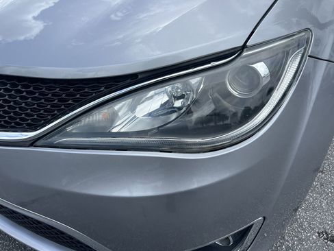 Used 2019 Chrysler Pacifica Touring-L Plus FWD image 6