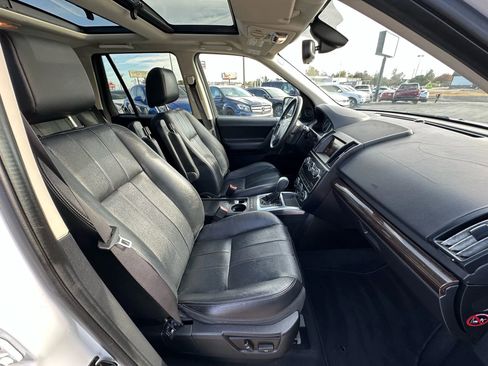 Used 2015 Land Rover LR2 HSE image 11