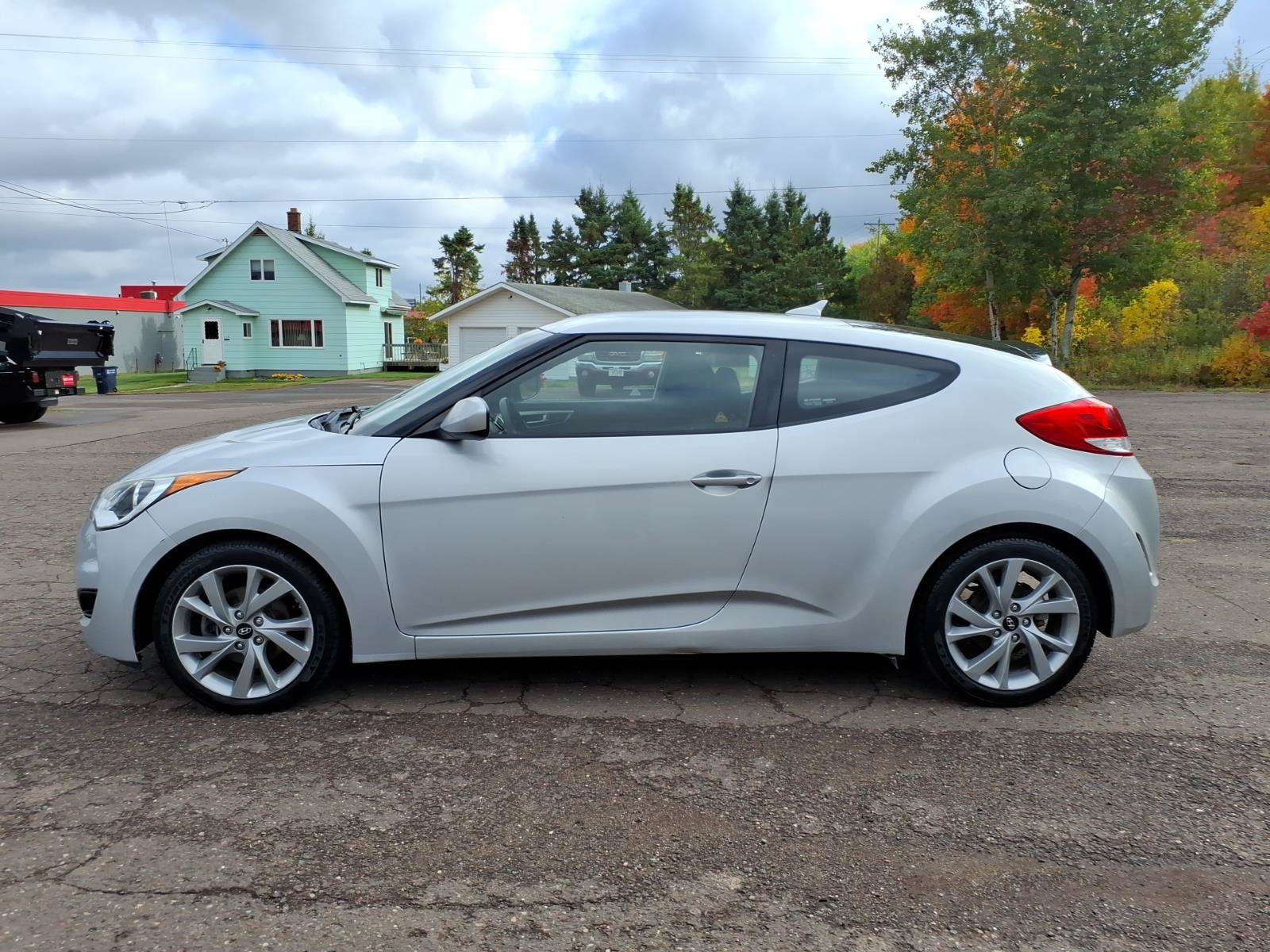 Used 2016 Hyundai Veloster FWD image 2