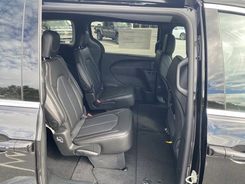 New 2026 Chrysler Pacifica Select image 29