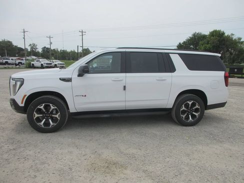 New 2026 GMC Yukon XL AT4 AWD/4WD image 7