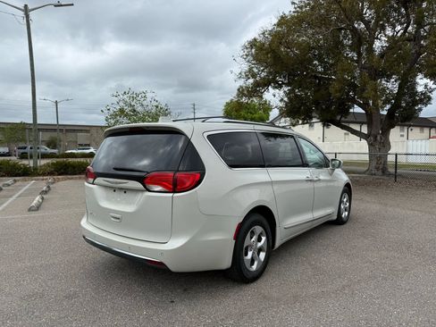 Used 2017 Chrysler Pacifica Touring-L Plus image 7