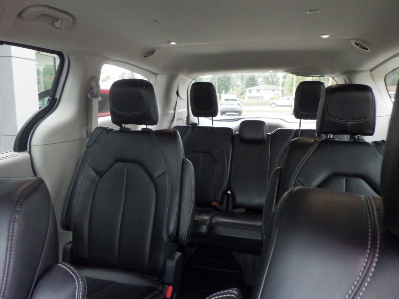 Used 2023 Chrysler Pacifica Touring-L AWD/4WD image 4