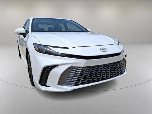Used 2025 Toyota Camry SE FWD image 2