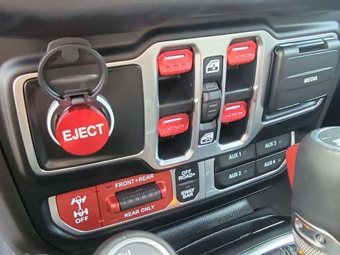 Used 2025 Jeep Wrangler Unlimited Rubicon AWD/4WD image 36