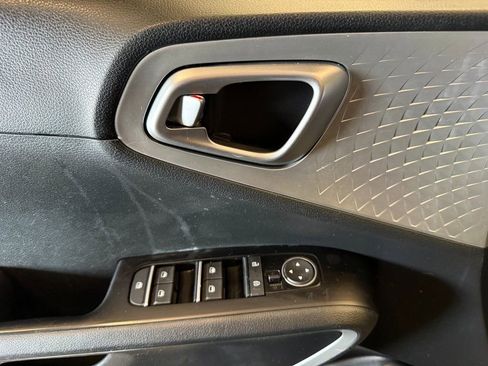Used 2020 Kia Soul LX FWD image 18