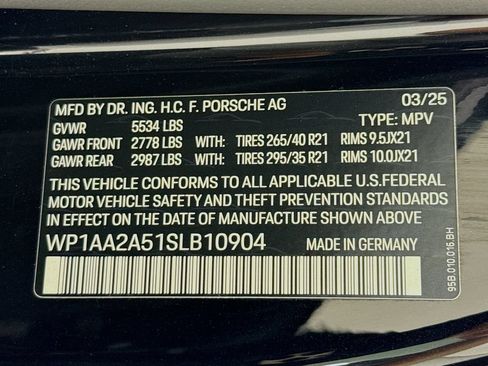 Certified 2025 Porsche Macan AWD/4WD image 37