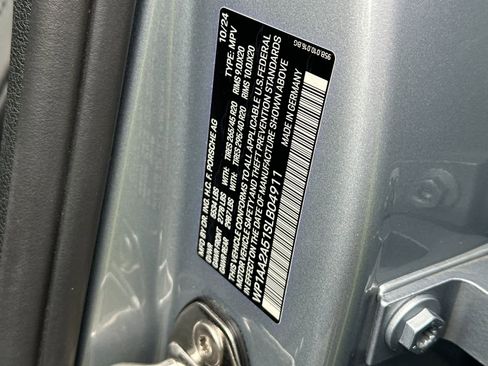 Certified 2025 Porsche Macan AWD/4WD image 33