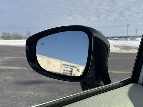 Used 2024 Chrysler Pacifica Touring-L image 32