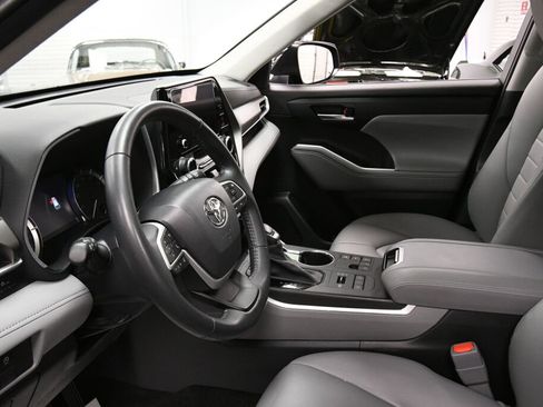 Certified 2023 Toyota Highlander XLE image 20