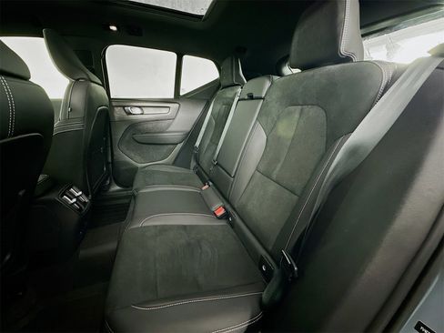 Used 2023 Volvo XC40 Recharge Plus image 24