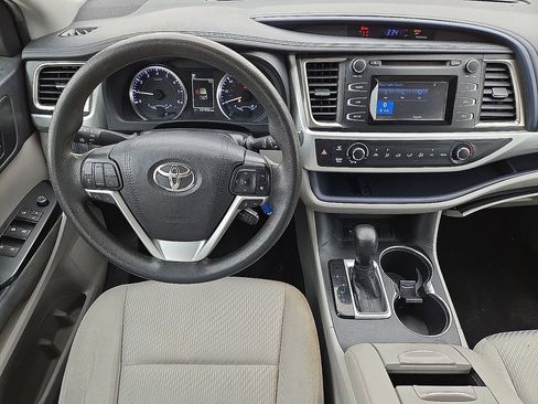 Used 2019 Toyota Highlander LE FWD image 16