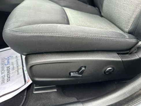 Used 2019 Chrysler 300 Touring w/ Driver Convenience Group image 4