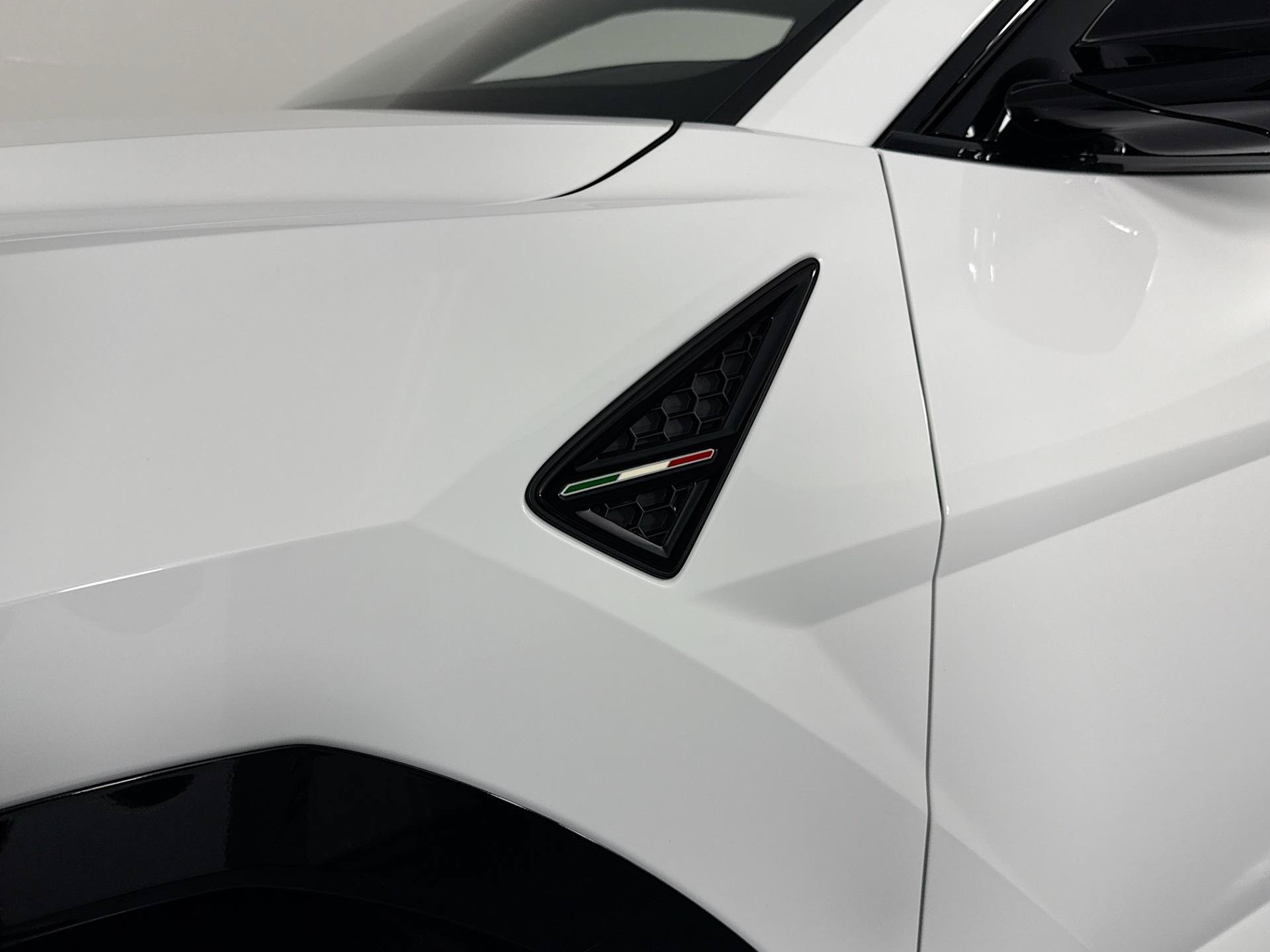Used 2021 Lamborghini Urus AWD/4WD image 44