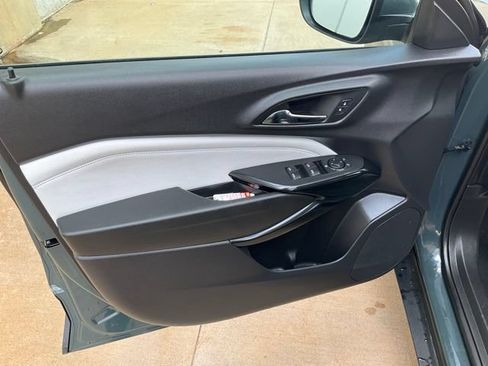 Used 2025 Chevrolet Trax LT FWD image 5