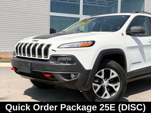 Used 2017 Jeep Cherokee Trailhawk AWD/4WD image 3