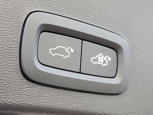 Used 2025 Volvo XC40 B5 Core image 29