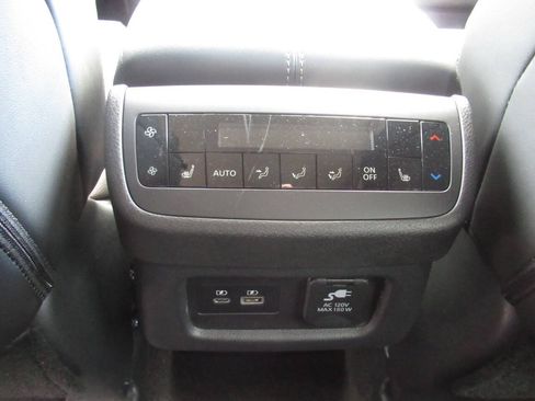 Used 2025 Nissan Pathfinder Platinum AWD/4WD image 17