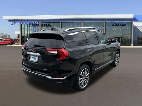 Used 2024 GMC Terrain Denali w/ Denali Premium Package AWD/4WD image 4