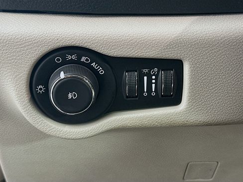 Used 2020 Chrysler Pacifica Limited w/ Advanced Safetytec Group FWD image 17