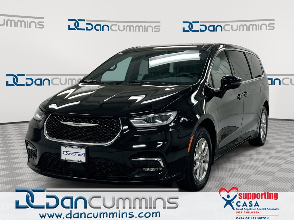 Used 2025 Chrysler Pacifica Select FWD image 1