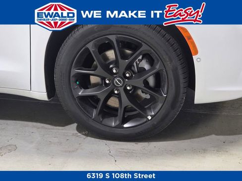 New 2026 Chrysler Pacifica Limited w/ S Appearance Package image 14