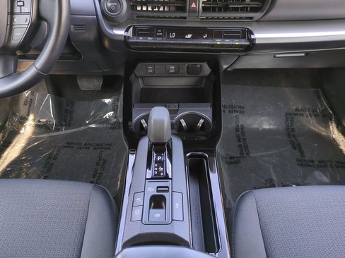 Used 2025 Toyota Prius LE FWD image 18