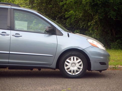 Used 2010 Toyota Sienna LE FWD image 26