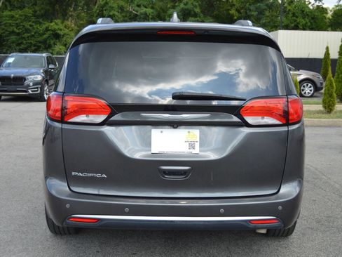 Used 2018 Chrysler Pacifica Touring-L w/ Tire & Wheel Group image 5