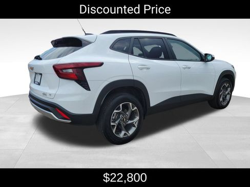 Certified 2025 Chevrolet Trax LT w/ Driver Confidence Package FWD image 3