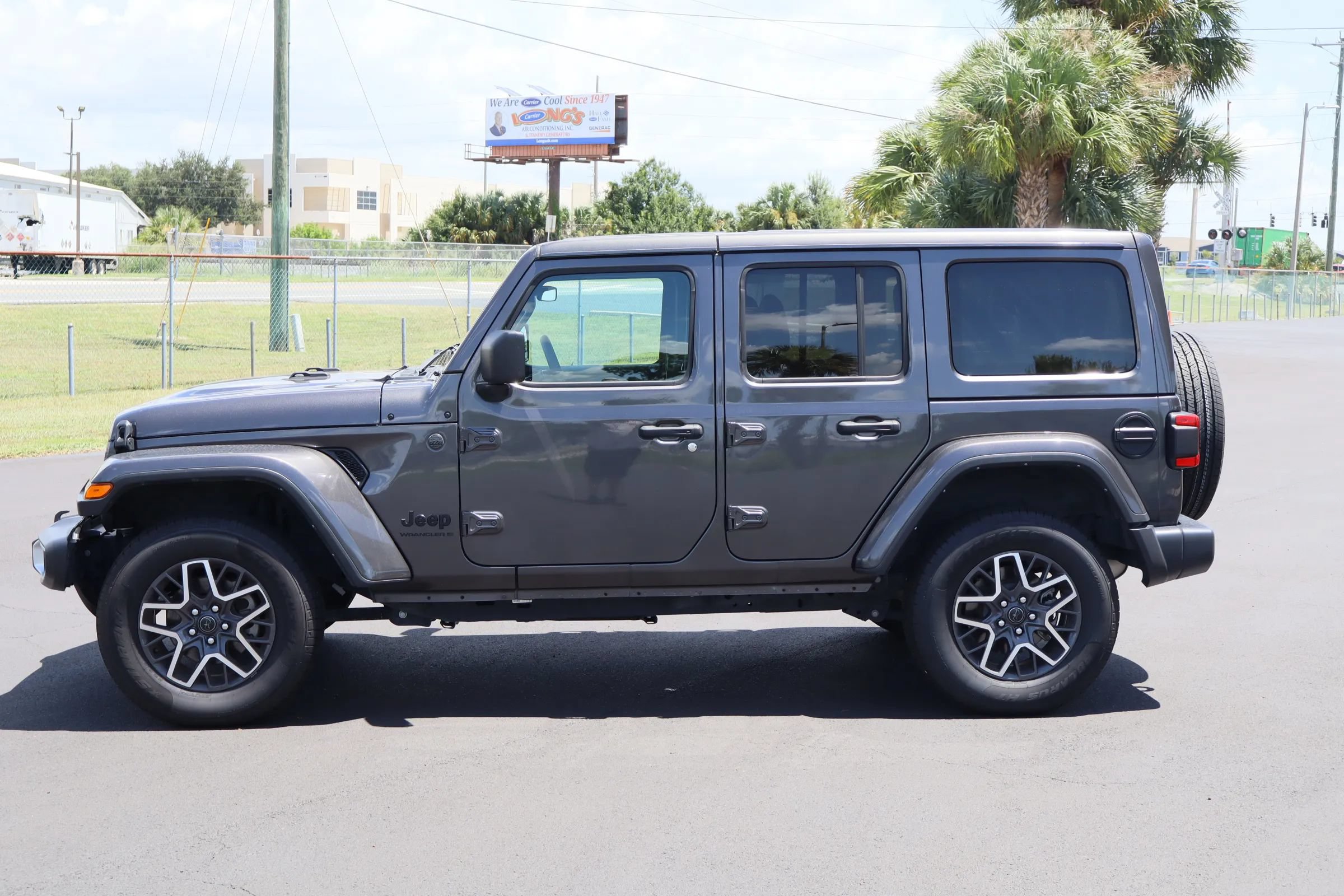 Used 2025 Jeep Wrangler Unlimited Sahara AWD/4WD image 4