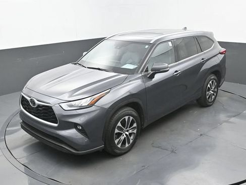 Used 2020 Toyota Highlander XLE FWD image 33