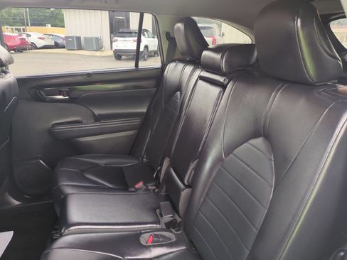 Used 2023 Toyota Highlander XLE FWD image 23