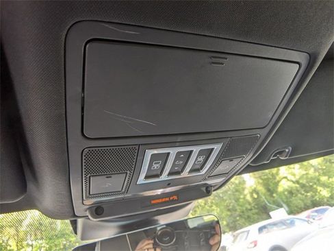 Used 2018 Land Rover Discovery HSE image 18