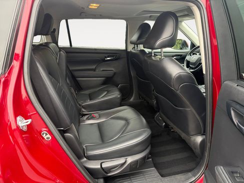 Used 2021 Toyota Highlander XLE image 18