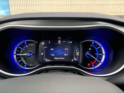 Used 2024 Chrysler Pacifica Select image 20