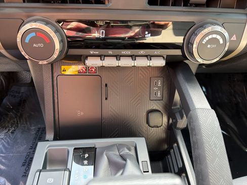 Used 2025 Toyota Tacoma SR5 w/ SR5 Upgrade Package AWD/4WD image 27