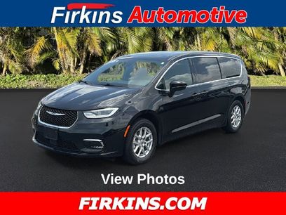 Used 2025 Chrysler Pacifica Select