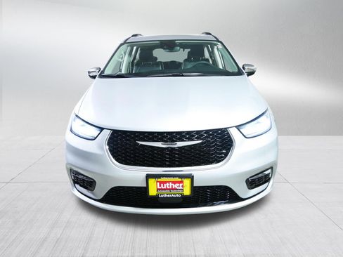 Used 2023 Chrysler Pacifica Limited AWD/4WD image 2