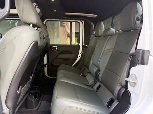 Used 2024 Jeep Gladiator Mojave image 25