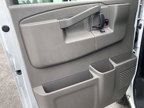 Used 2018 Chevrolet Express 2500 RWD image 13