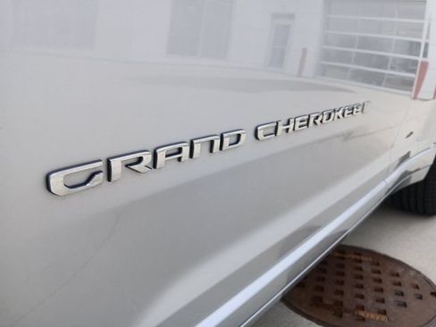 Used 2022 Jeep Grand Cherokee Overland AWD/4WD image 35