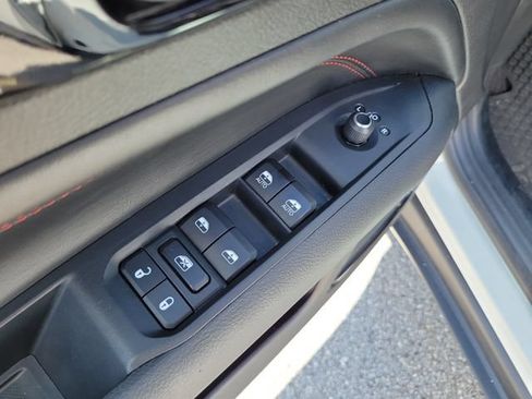 Used 2025 Jeep Compass Trailhawk AWD/4WD image 17