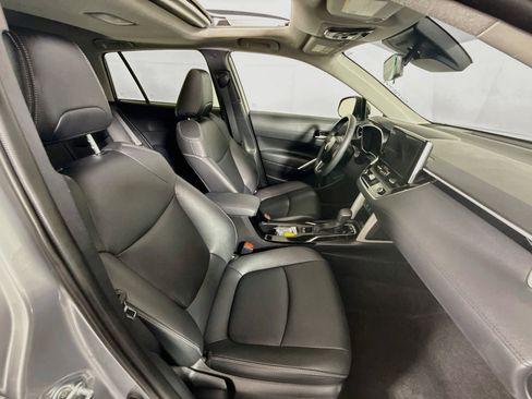 Certified 2025 Toyota Corolla Cross XLE w/ Convenience Package AWD/4WD image 28