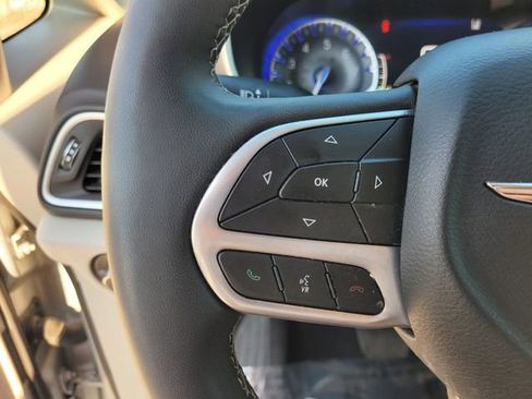 Used 2024 Chrysler Pacifica Touring-L image 29