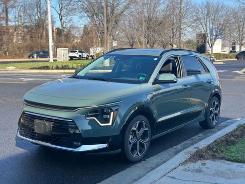 Used 2024 Kia Niro SX Touring image 3