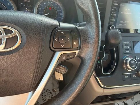 Used 2018 Toyota Sienna LE w/ Carpet Mat Package AWD/4WD image 37