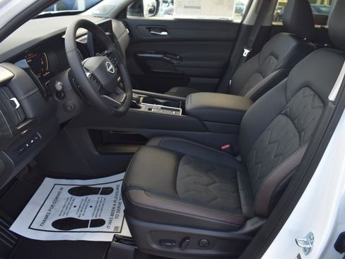 New 2026 Nissan Pathfinder Platinum FWD image 27