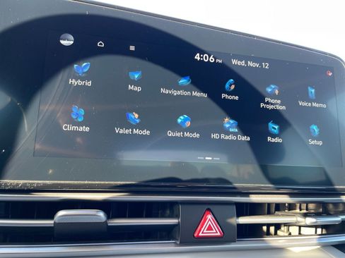 Used 2025 Hyundai Elantra Limited image 21