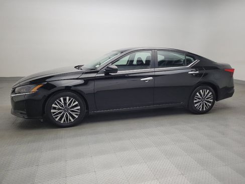 Used 2023 Nissan Altima 2.5 SV image 2